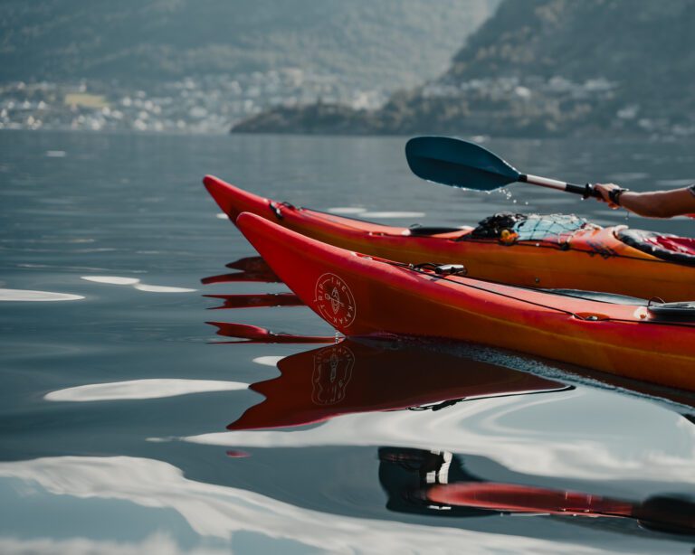 Front part of 2 kayaks - Kajakken - Noorwegen fjord - wandelen in Noorwegen - kayaking - vanaf luchthaven Brussel