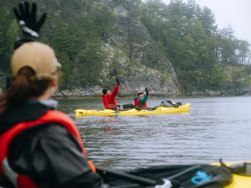 2 kayakers waving - Kayaking - Norway fjord - hiking in Norway - kayaking - from Brussels airport